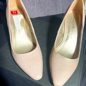 Karen Scott Meaggann Pointed Toe Pumps cream & gold w/snakeskin like pattern
